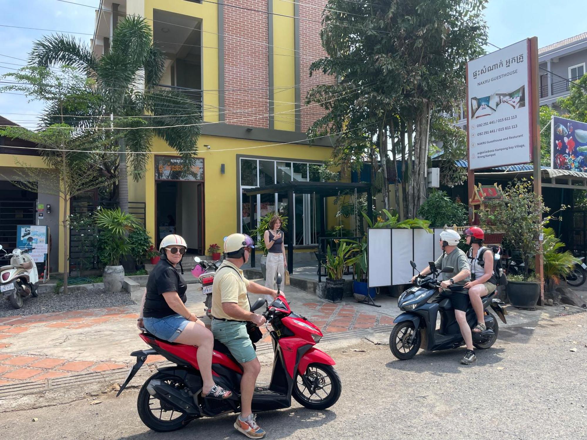 Neakru Guesthouse And Restaurant Kampot Exterior foto